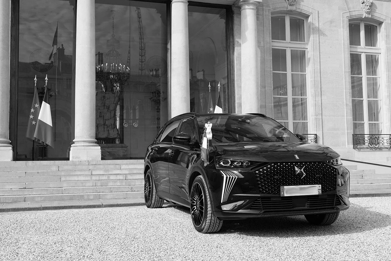 Berline premium My VTC Go devant un bâtiment officiel